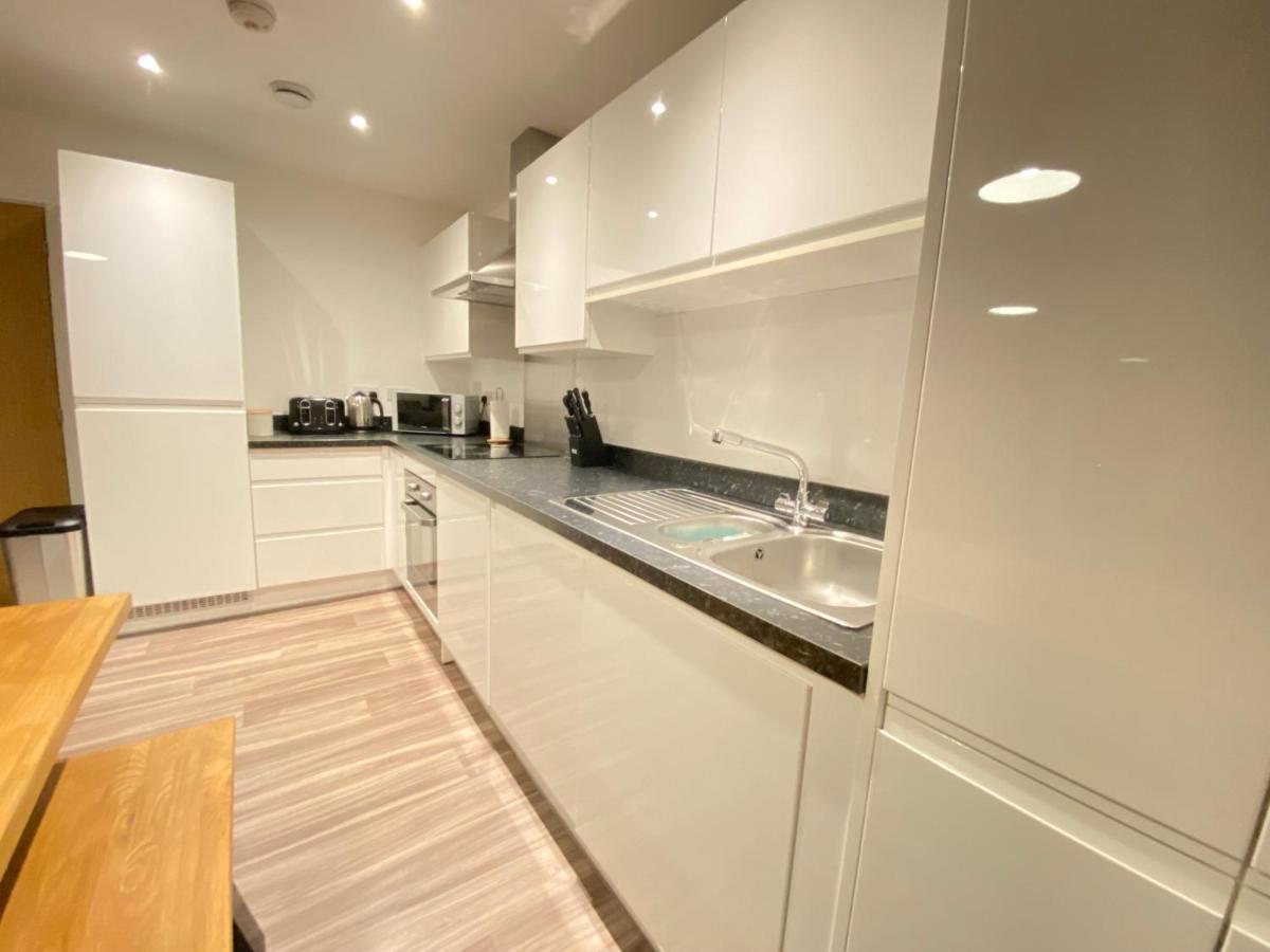 3 Bedrooms Double Or Single Beds, 2 Parking Spaces! Wifi & Smart Tv'S, Balcony Portsmouth Dış mekan fotoğraf