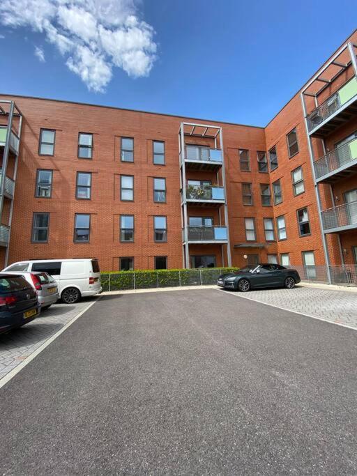3 Bedrooms Double Or Single Beds, 2 Parking Spaces! Wifi & Smart Tv'S, Balcony Portsmouth Dış mekan fotoğraf